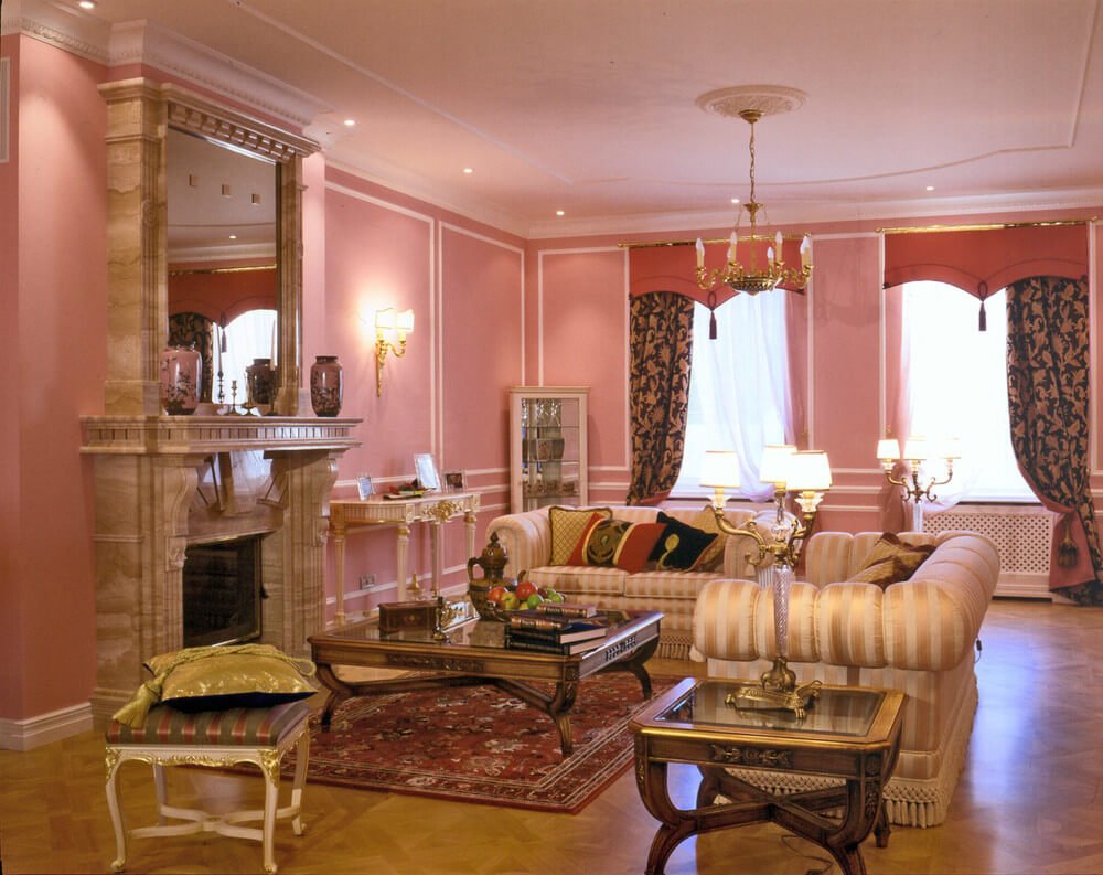 Murs roses dans un salon de style classique