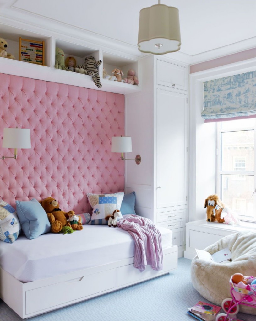 زخرفة الجدار الوردي على السرير للفتاة