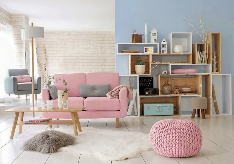 Ružičasta sofa u sobi sa plavim zidom