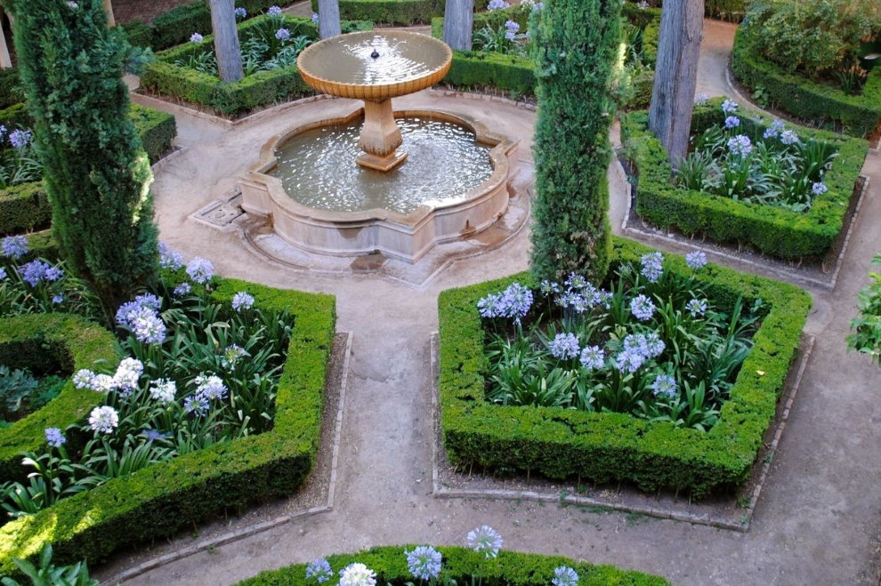 Fontaine dans un petit jardin de style régulier