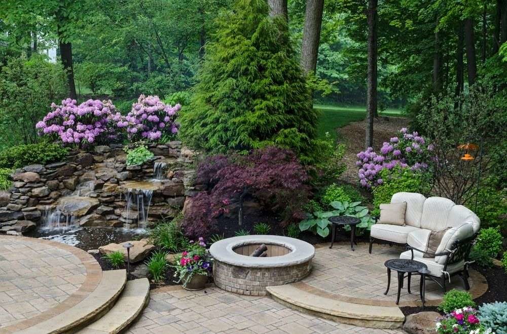 Um lugar aconchegante para relaxar no jardim de estilo misto