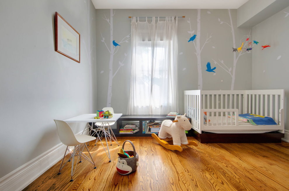 תפאורה של קירות אפורים בחדר תינוקות
