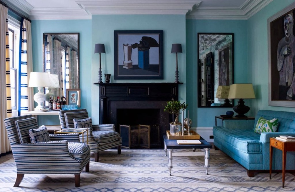 مدفأة سوداء في غرفة المعيشة مع أريكة باللون الأزرق الفاتح