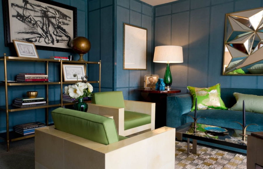 השילוב של ספה כחולה עם מבטאים ירוקים