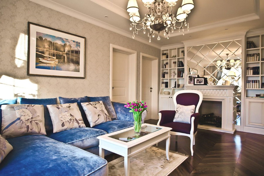 أريكة زرقاء في الداخل لغرفة المعيشة الكلاسيكية