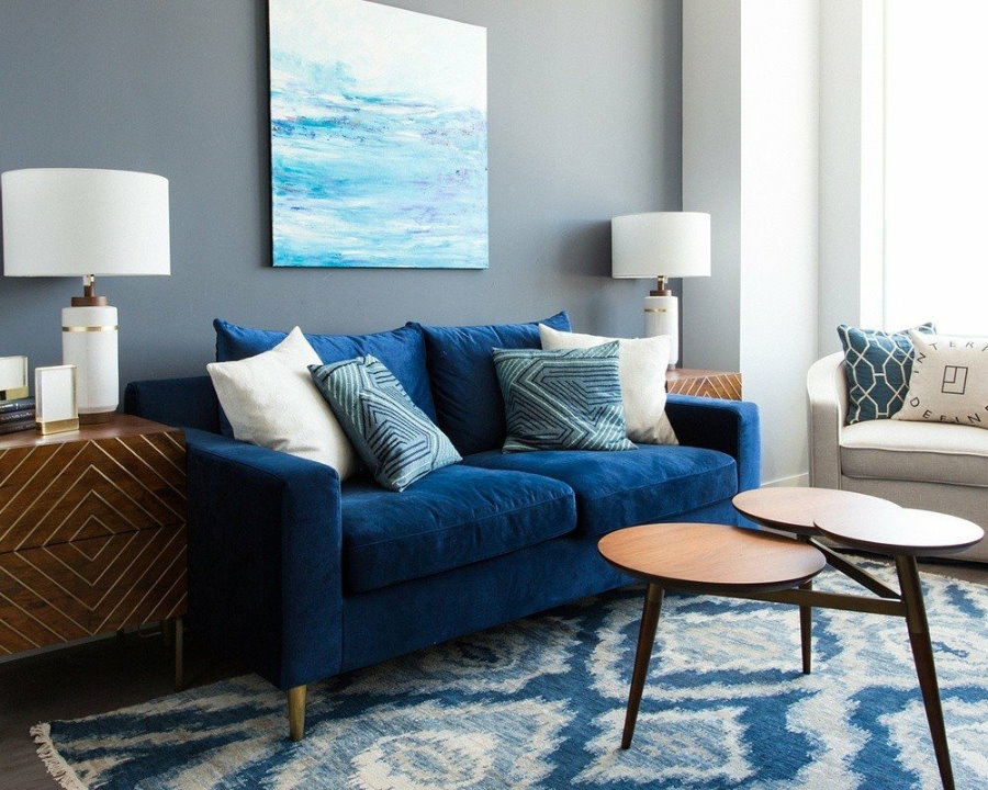 زخرفة غرفة المعيشة على أريكة زرقاء