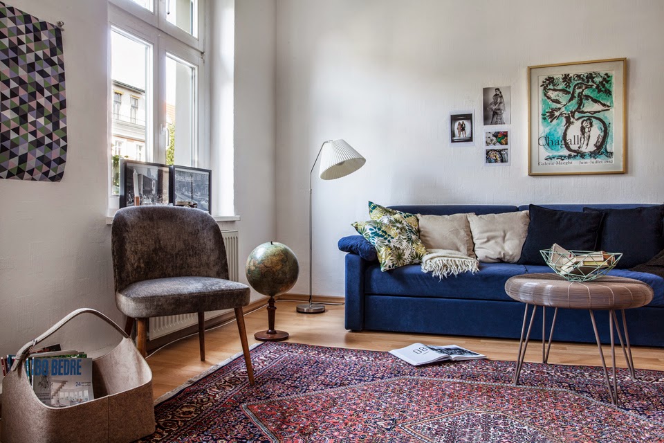 تصميم غرفة المعيشة مشرق مع أريكة زرقاء