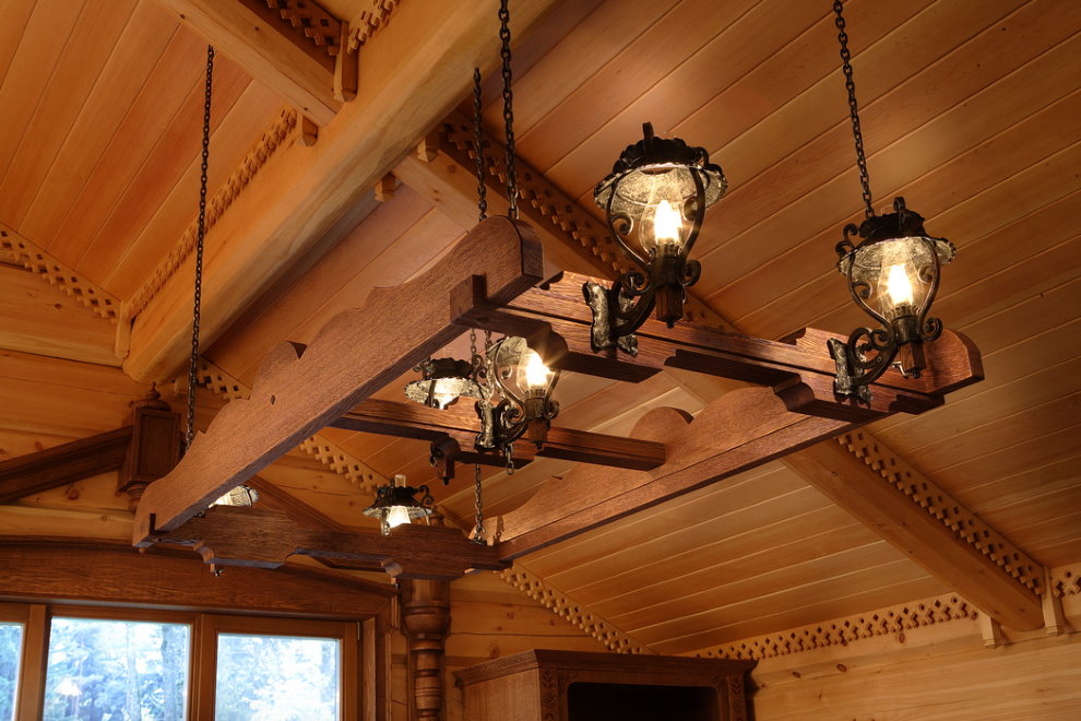 Lámpara de madera en el techo de una casa de madera