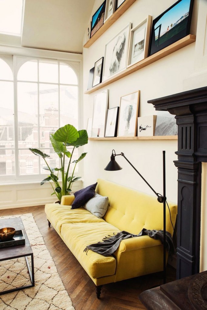 أريكة صفراء فاتحة في غرفة المعيشة في منزل خاص
