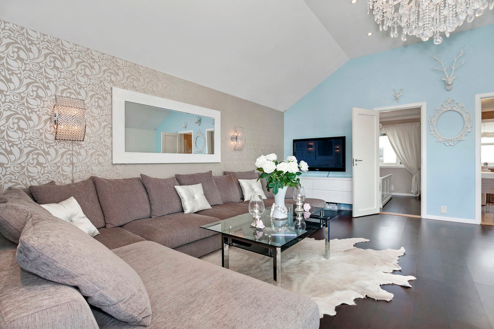 Canapea spațioasă într-un living modern