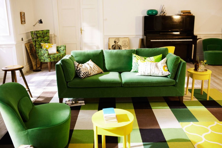 Klädda möbler med klädsel i grönt tyg