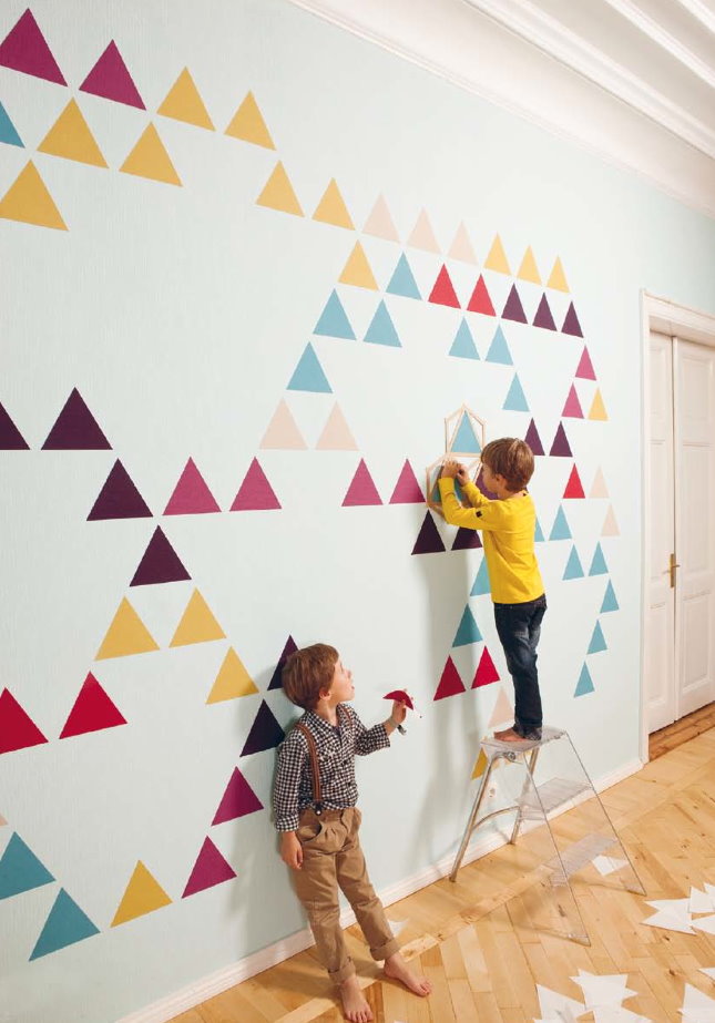 زخرفة جدار أبيض لحضانة مع مثلثات متعددة الألوان