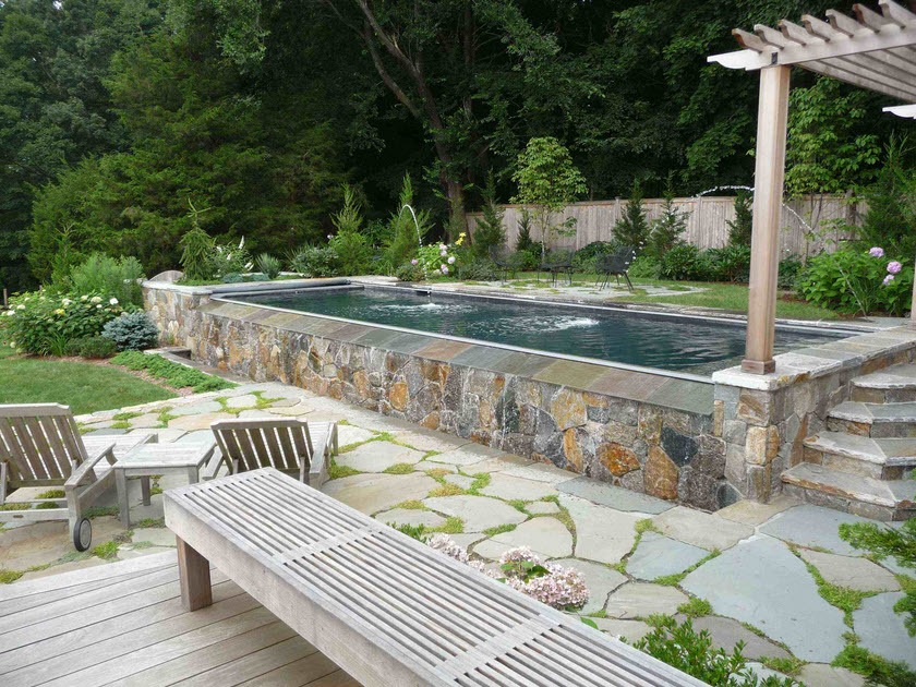 Тесен плувен басейн с облицовка от естествен камък