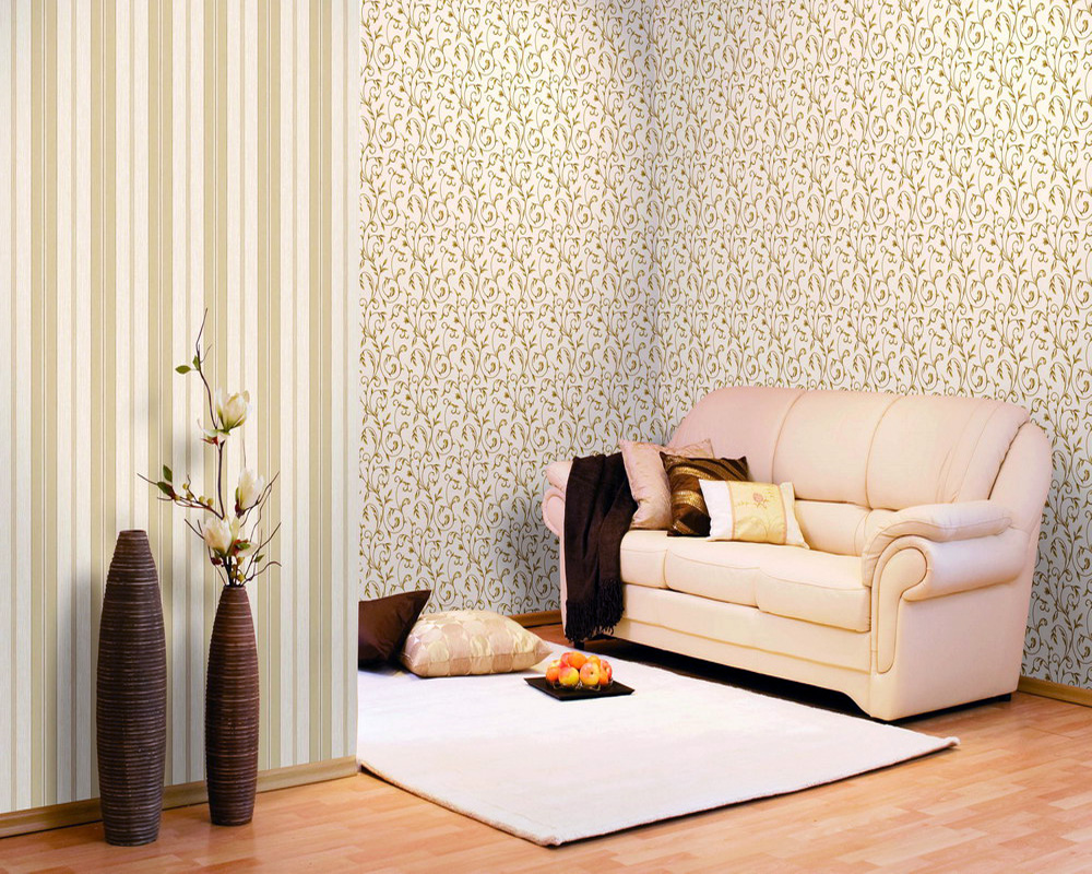 Vertical combination of wallpaper in the design of the hall