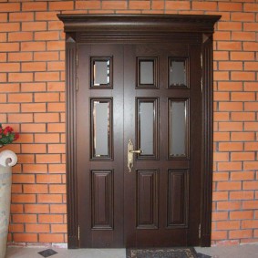 דלתות עץ כניסה