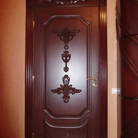 תמונה של דלתות עץ בכניסה