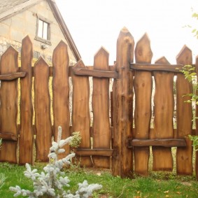 hàng rào gỗ cho một ngôi nhà nông thôn