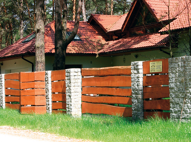 каменна и дъска ограда