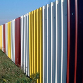 színes hullámos kerítés