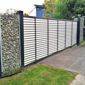 clôture profilée avec gabions