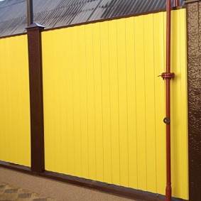 sárga profilos kerítés