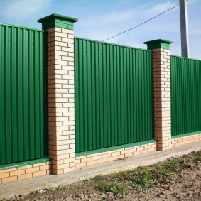 clôture profilée avec brique