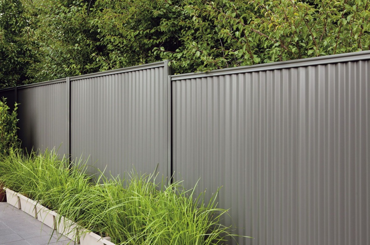 fence from corrugated board design photo