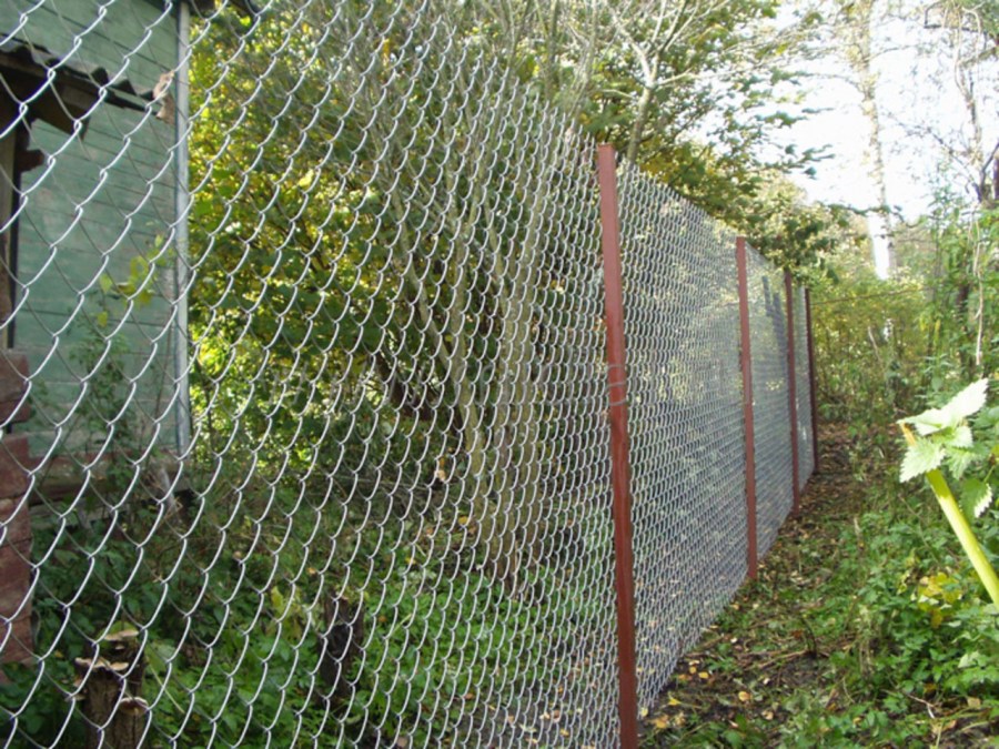 Simple country fence based on mesh netting