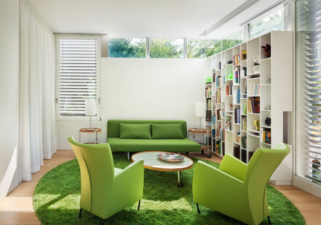 Muebles verdes en una moderna sala de estar.