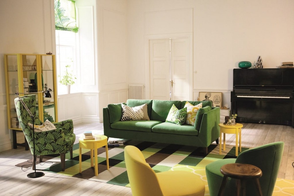 Zaļais dīvāns skandināvu interjera stilā
