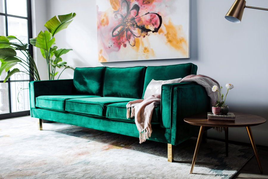 Sofá verde en el diseño de una moderna sala de estar.