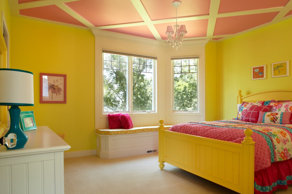 سقف وردي في غرفة ذات جدران صفراء
