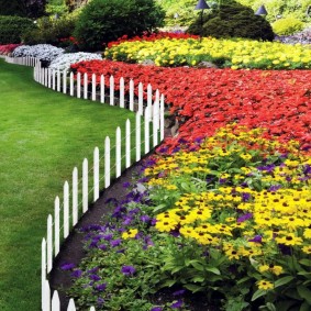 do-it-yourself decorative fence for flower beds