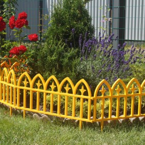 dekoratívny plot z plastu