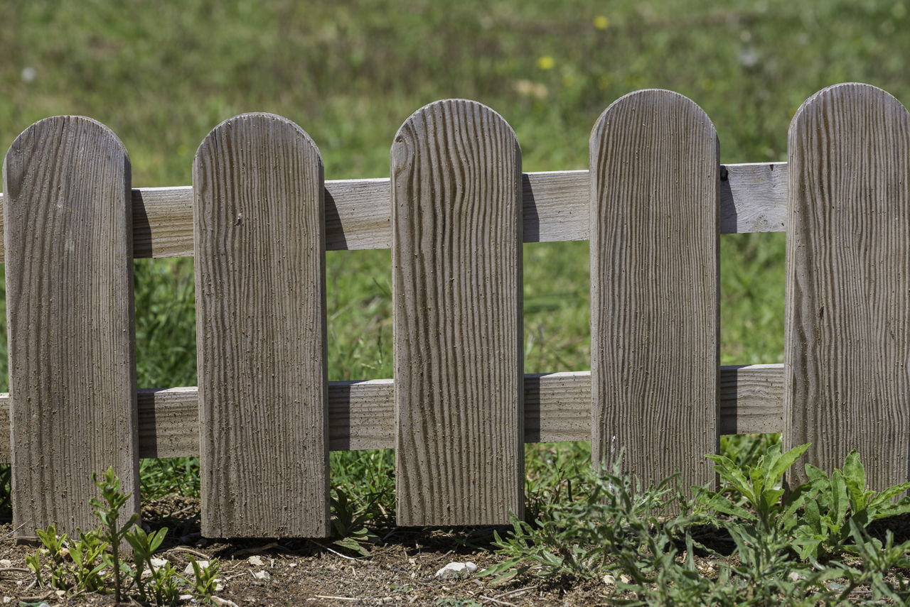 recinzione in legno decorativo