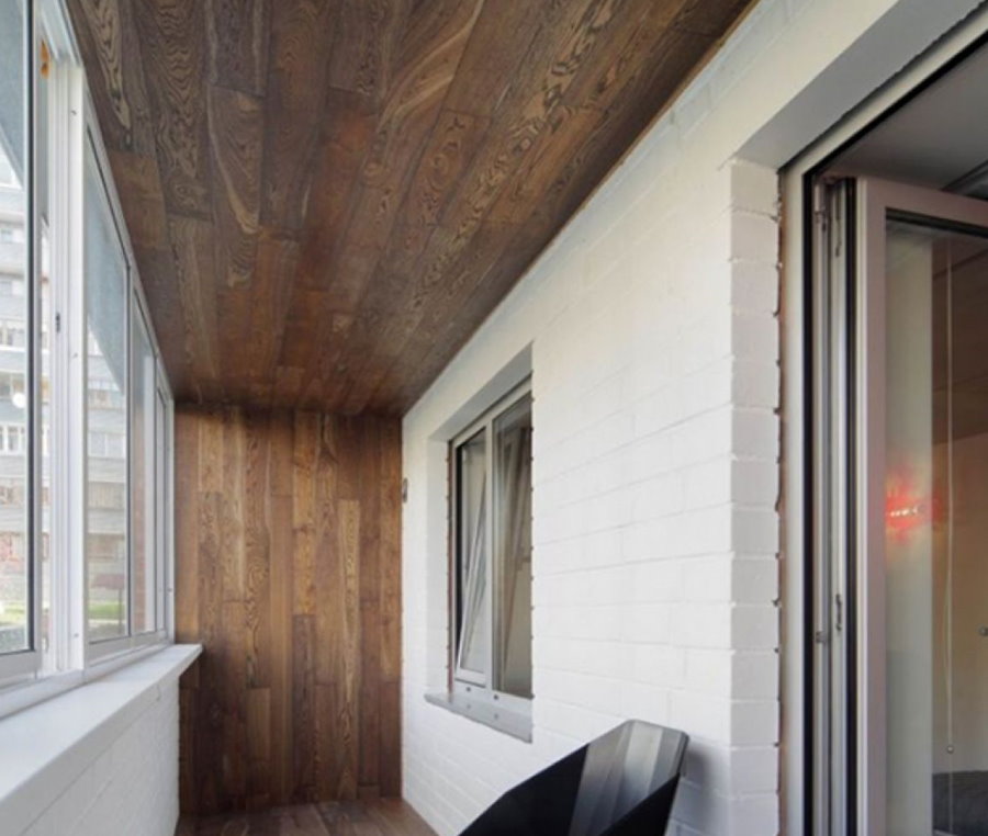 Decorarea plafonului din lemn pe balconul apartamentului