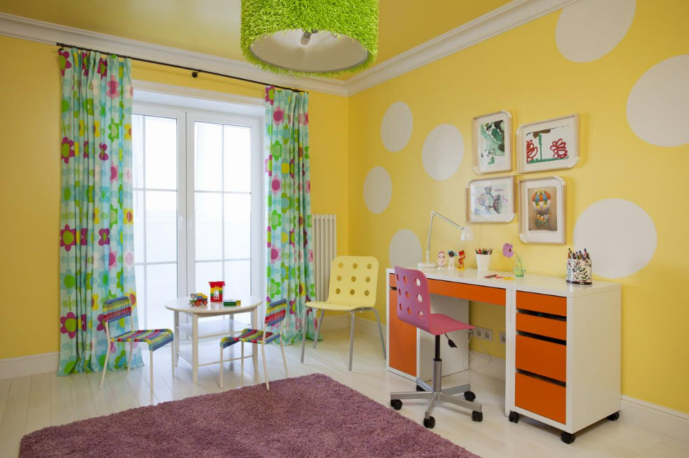 עיגולים לבנים על הקיר הצהוב של חדר הילדים