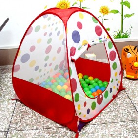 אוהל בית ילדים עם כדורים