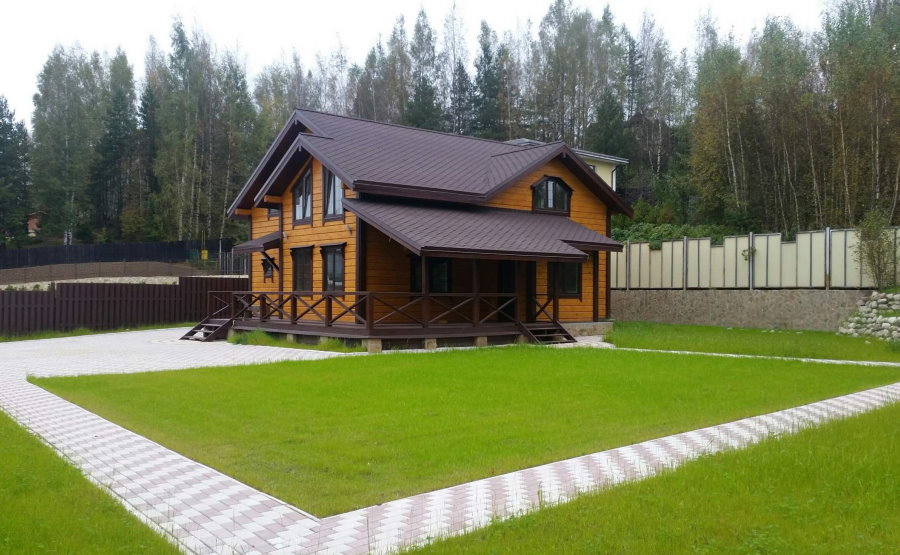Localização de uma casa de madeira em um terreno