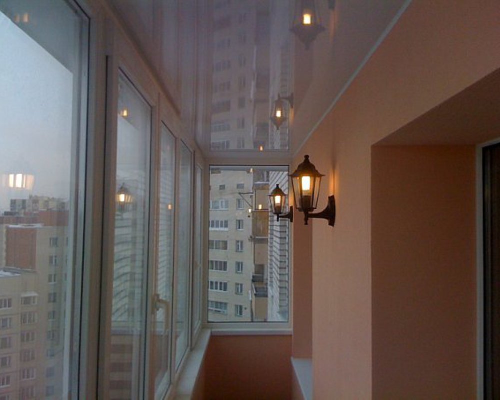 Lampe de jardin sur le mur d'un balcon vitré