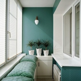 الوسائد الخضراء على شرفة ضيقة
