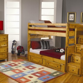 מיטת עץ בחדר של שני בנים