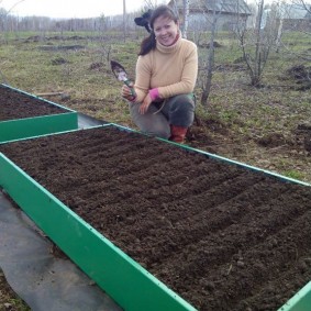 Preparare un letto rialzato per seminare verdure