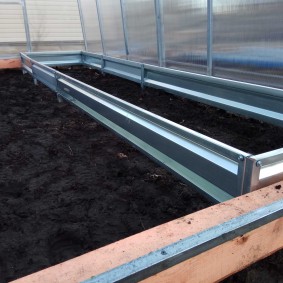 Instalación de camas galvanizadas en invernadero de policarbonato.
