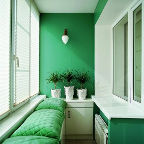 Balti griesti uz balkona ar zaļām sienām