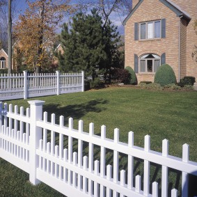 Бяла ограда на границата на градината