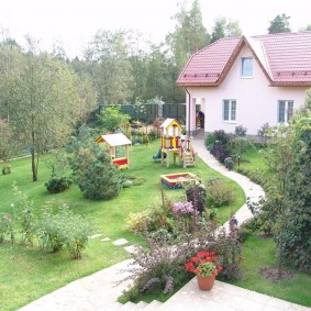 Parco giochi in un cottage estivo