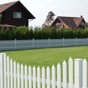 Красива ограда, изработена от бяла ограда за пикет