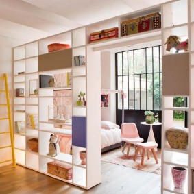 Transparent shelving in a girl's room