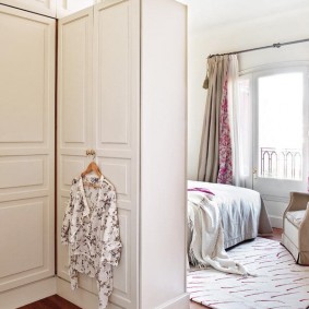 Zoning the bedroom with ordinary wardrobes